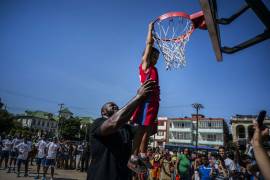 Shaquille O'Neal da clínicas de basquetbol en Cuba