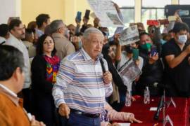 Manifestantes y damnificados por el huracán Grace en Puebla vulneran seguridad de López Obrador.