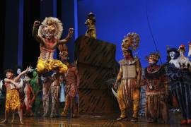 El elenco de “El Rey León” aparece en el telón después de su primer espectáculo después del cierre de COVID-19, en el Teatro Minskoff el 14 de septiembre de 2021, en Nueva York.