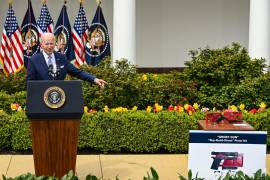El presidente Joe Biden revela regulaciones contra el D.I.Y. armas de fuego, conocidas como pistolas fantasma, en el Rose Garden de la Casa Blanca en Washington, el 11 de abril de 2022.