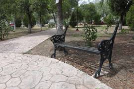 Restos de la infraestructura dañada permanecen en el área verde sin ser reparados.