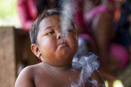 Así luce ahora el bebé fumador de Indonesia