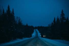 Migrantes llegan al cruce fronterizo de Roxham Road en Saint-Bernard-De-Lacolle, Quebec, Canadá, desde el estado de Nueva York.