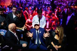 El presidente Donald Trump durante e al evento UFC Freedom 250 junto al presidente y director ejecutivo de la UFC, Dana White (i), y la primera dama Melania Trump en el jardín sur de la Casa Blanca en Washington.