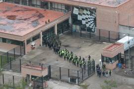 Militares y policías buscan retomar el control del centro penitenciario en Cuenca (Ecuador). | Foto: EFE
