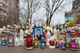 Una fotografía de un hombre muerto se encuentra entre las farolas cerca de un edificio residencial que resultó gravemente dañado por un ataque ruso en Ternopil, Ucrania, el viernes 21 de noviembre de 2025.