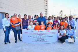 Román Cepeda, al entregar el apoyo, dijo que el respaldo es para las más de 400 Organizaciones de la Sociedad Civil de Torreón.