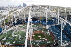 El techo del Tropicana Field, hogar de los Rays, quedó destrozado tras el paso de Milton.