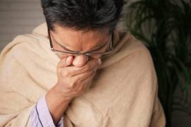 Si tu principal molestia es la tos, la fiebre, el dolor de cabeza o la congestión nasal, es posible que notes que sueles sentirte peor de noche.