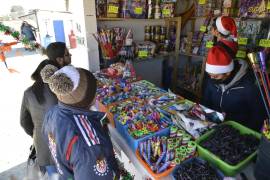 Peligro. La Feria del Cohete es el único sitio autorizado para la venta de pirotecnia; se instala cada año en Arteaga.