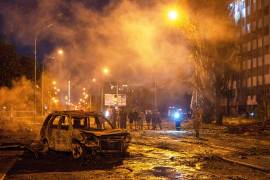 Un auto quemado se ve tras un ataque de misiles rusos en Kiev, Ucrania, el sábado 1 de agosto de 2026.