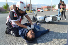 En Saltillo motociclista impacta contra vehículo por circular a exceso de velocidad