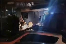 Rescatistas se ven ante un club tras un gran incendio la madrugada del domingo en Kocani Macedonia del Norte, el 16 de marzo de 2025.FOTO: