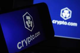 El logotipo de crypto.com aparece en la pantalla de un teléfono y una computadora, en Nueva York. FOTO:
