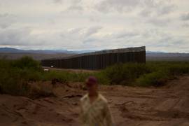 Bill Addington visita un muro fronterizo en construcción cerca de su propiedad el miércoles 23 de septiembre de 2026, cerca de Sierra Blanca, Texas.