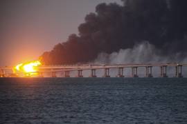 Llamas y humo de la explosión de un puente que conecta Crimea y Rusia en Kerch, el 8 de octubre de 2022. Rusia actualmente controla aproximadamente el 20% del territorio ucraniano, incluida Crimea.