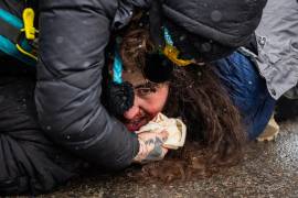 Agentes federales detienen a una persona el miércoles 21 de enero de 2026 en Minneapolis.