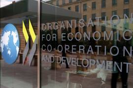 Logotipo en la entrada de la sede de la Organización para la Cooperación y el Desarrollo Económicos (OCDE) en París, Francia.
