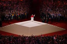 El papa León XIV saluda tras una vigilia con jóvenes en el Estadio de Francia, en Saint-Denis, cerca de París, el 25 de septiembre de 2026.