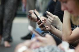 El uso inadecuado de teléfonos celulares se ha convertido en uno de los principales factores de acoso entre estudiantes, advirtió la diputada local Magaly Hernández.