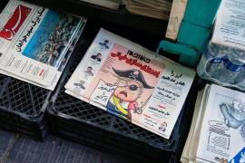 Portada de la edición del domingo del periódico iraní Jamejam que muestra una caricatura que satiriza a Donald Trump, quien pregunta: “Abran el estrecho de Ormuz”.en un quiosco de Teherán, Irán.