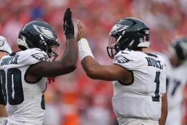 Jalen Hurts celebró haber hecho el touchdown decisivo en la victoria de los Eagles sobre los Chiefs en Arrowhead Stadium.