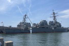 Fotografía del 30 de abril de 2025 de un buque en la Base Naval de Norfolk (Estados Unidos). La actividad en el muelle no cesa para poner a punto al portaaviones USS George H. W. Bush.