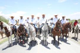 Manolo Jiménez Salinas encabezó la tradicional Cabalgata de San Buenaventura, una de las celebraciones con mayor arraigo en Coahuila.