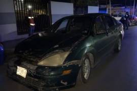 El conductor de un Ford Focus chocó contra tres vehículos que permanecían estacionados sobre el bulevar Juan Navarro.