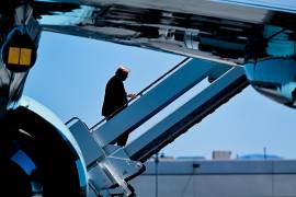 El presidente Trump enfrenta un panorama político desafiante a medida que se acercan las elecciones intermedias, con encuestas que muestran una disminución en su aprobación.