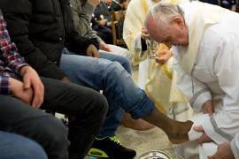 Papa Francisco lavará pies a refugiados en Jueves Santo