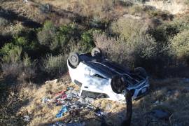 El Chevrolet Spark quedó volcado dentro del arroyo “Las Víboras” tras perder el control del conductor.