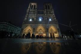 La gente llega a la Catedral de Notre Dame para la primera misa pública desde el catastrófico incendio de 2019 en París.