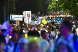 La mayoría del estudiantado vistió camisetas blancas con la letra “L” de los Lobos y se organizó por contingentes de cada escuela.