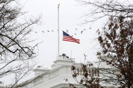 Luto en EU, banderas en EU ondean a media asta por George H. W. Bush