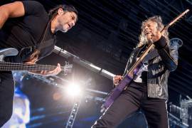 El guitarrista Kirk Hammett (derecha) y el bajista Roberto Trujillo, en un concierto de Metallica en el Parken Stadium de Copenhague, Dinamarca, el 11 de julio de 2019. EFE/EPA/Mads Claus Rasmussen