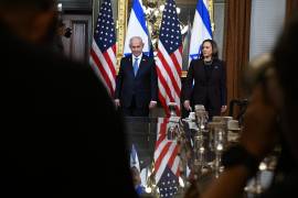 El primer ministro israelí, Benjamin Netanyahu con la vicepresidenta estadounidense, Kamala Harris en una reunión en la Oficina Ceremonial del Vicepresidente en el complejo de la Casa Blanca en Washington.