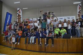 Los ganadores de la Carrera Coahuila 1000 celebraron en la Unidad Deportiva de la Universidad Autónoma de Coahuila tras completar el exigente recorrido de 1000 kilómetros.