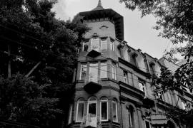 Sobre hechos paranormales ocurridos a inicios de la década del 2000, resucitó las historias de fantasmas que han acompañado a este edificio.