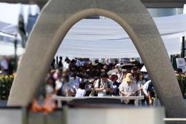 Personas elevan oraciones ante el cenotafio con motivo del 81.º aniversario del bombardeo atómico de Hiroshima, en el Parque Conmemorativo de la Paz de Hiroshima, Japón.