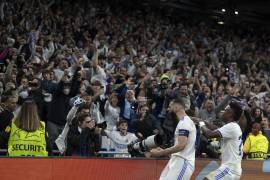 El delantero del Real Madrid Karim Benzemá (i) celebra junto a Vinicius Jr. su gol, durante el partido de semifinales de la Liga de Campeones que Real Madrid y Mancester City.