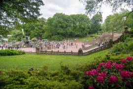 Visitantes rodean la fuente de Bethesda, situada en el Castillo Belvedere en Central Park de Nueva York.