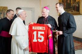 ¿Ayuda divina? Papa Francisco recibe jersey de Patrick Mahomes