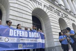 Manifestantes que apoyan los esfuerzos del gobierno del presidente estadounidense Joe Biden para proteger a los inmigrantes traídos al país cuando eran niños protestan frente al tribunal federal en Nueva Orleans.