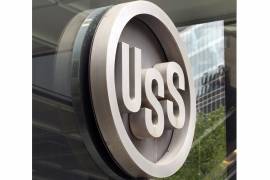 Esta foto de archivo del 26 de abril de 2010 muestra el logotipo de United States Steel fuera del edificio de la sede en el centro de Pittsburgh. FOTO: