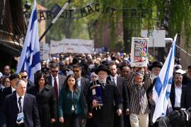 Marchan en memoria a las víctimas del Holocausto en Auschwitz