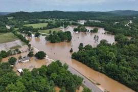 Muestra imagen tomada de un video facilitado por el canal de televisión KTVI inundación repentina en Lesterville, Misuri.