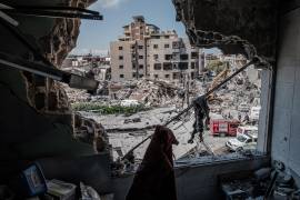 Los rescatistas utilizan una excavadora mientras buscan personas bajo los escombros de un edificio que fue alcanzado en un ataque israelí en la ciudad portuaria sureña de Tiro en Líbano, el 2 de junio de 2026.