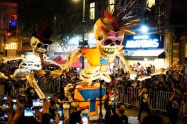Miles de personas se dieron cita en calles del primer cuadro de la Ciudad de México para presenciar el paso del Mega Desfile de Día de Muertos 2022 que partió de la Estela de Luz al Zócalo con el tema “México: El ombligo de la Luna”.
