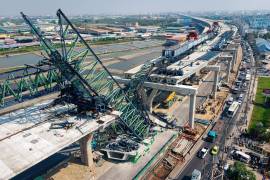 En la imagen se observa la grúa que colapsó en la provincia Samut Sakhon de Tailandia, el 15 de enero del 2026. FOTO: